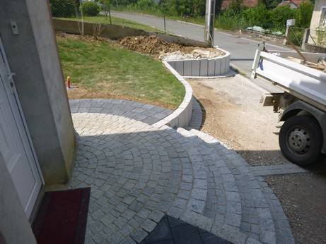 sas-balanche-porte-entree-escaliers